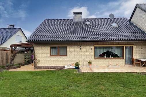 Ansicht mit Terrasse - Einfamilienhaus in 38446 Wolfsburg mit 120m² kaufen