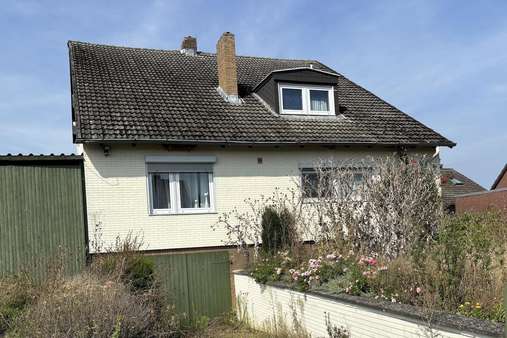 Einfahrt / Garage - Einfamilienhaus in 38442 Wolfsburg mit 173m² kaufen