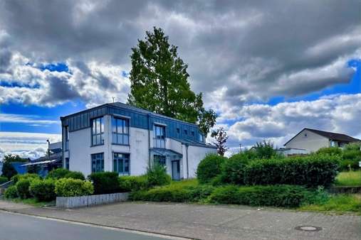 Ansicht mit Stellplätzen Ansicht mit Stellplätzen - Büro in 37639 Bevern mit 249m² kaufen