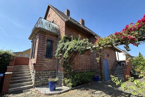 Hofansicht mit Haupteingang und Nebeneingang - Einfamilienhaus in 38448 Wolfsburg mit 121m² kaufen