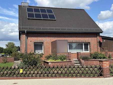 Ansicht Garten / Terrasse (Solarkollektoren auf dem Dach) Ansicht Garten / Terrasse (Solarkollektoren auf dem Dach) - Einfamilienhaus in 38461 Danndorf mit 124m² kaufen