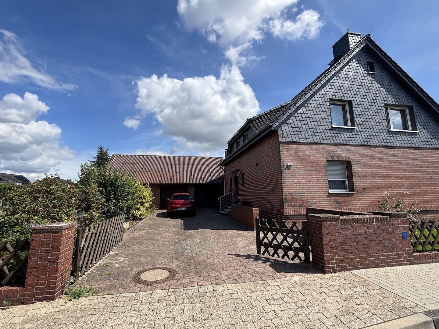 Ansicht Straße / Einfahrt Stellplätze und zwei Garagen Ansicht Straße / Einfahrt Stellplätze und zwei Garagen - Einfamilienhaus in 38461 Danndorf mit 124m² kaufen
