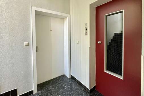 Hausflur mit Aufzug Hausflur mit Aufzug - Etagenwohnung in 38104 Braunschweig mit 78m² kaufen