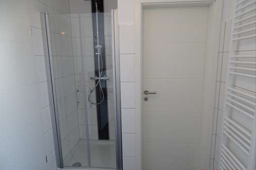 Modernes Bad mit Dusche und Badewanne im OG - Doppelhaushälfte in 38154 Königslutter mit 137m² günstig kaufen