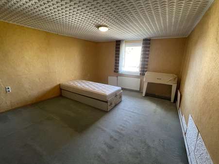 Schlafzimmer im OG - Doppelhaushälfte in 37574 Einbeck mit 143m² günstig kaufen