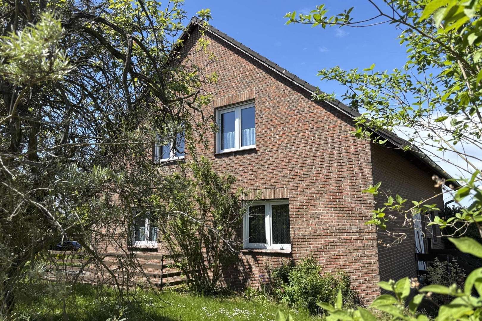 Seitenansicht mit Kellertreppe - Einfamilienhaus in 38350 Helmstedt mit 147m² kaufen