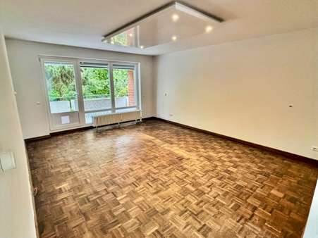 Wohnzimmer - Erdgeschosswohnung in 30659 Hannover mit 86m² kaufen