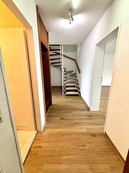 Flur 1.Ebene Flur 1.Ebene - Maisonette-Wohnung in 30659 Hannover mit 116m² kaufen