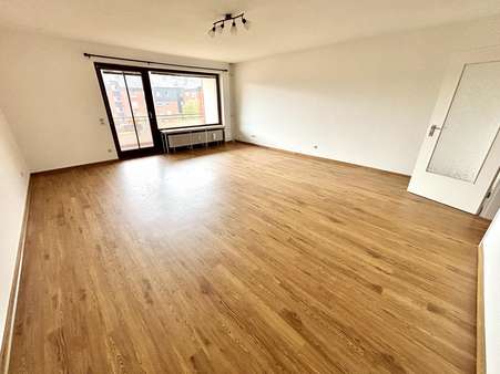Wohnzimmer 1.Ebene Wohnzimmer 1.Ebene - Maisonette-Wohnung in 30659 Hannover mit 116m² kaufen