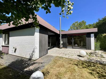 Blick aus dem Garten - Bungalow in 30916 Isernhagen mit 107m² kaufen