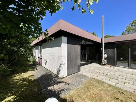 Blick aus dem Garten - Bungalow in 30916 Isernhagen mit 107m² kaufen