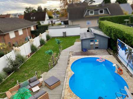 Blick in den Garten - Zweifamilienhaus in 30916 Isernhagen mit 377m² kaufen