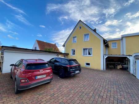 Parkmöglichkeiten - Zweifamilienhaus in 30916 Isernhagen mit 377m² kaufen