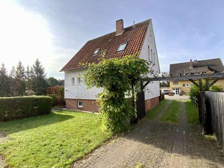 Blick in die Einfahrt - Einfamilienhaus in 30900 Wedemark mit 90m² kaufen