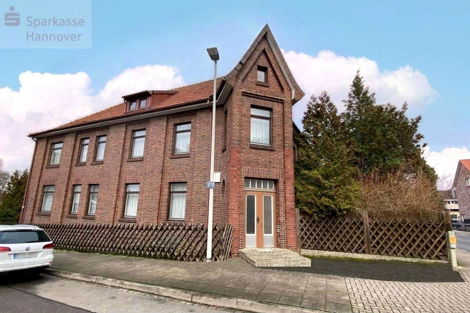 Vorderansicht des Hauses - Zweifamilienhaus in 30559 Hannover mit 360m² kaufen