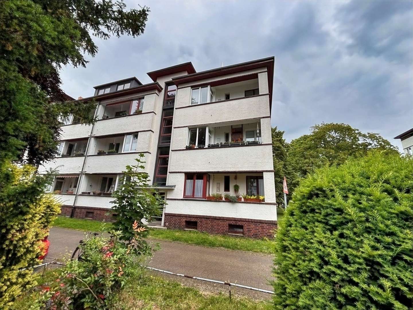 Vorderansicht - Dachgeschosswohnung in 30655 Hannover mit 86m² kaufen