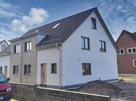 Hauseingang Straße I - Doppelhaushälfte in 31535 Neustadt mit 140m² kaufen