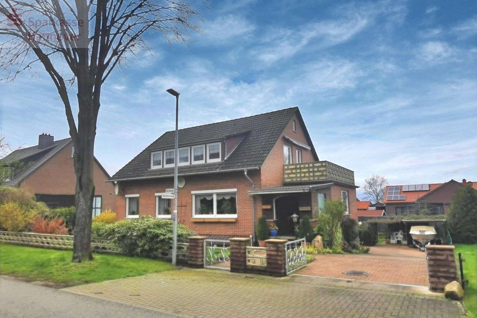 Straßen-/Seitenansicht - Zweifamilienhaus in 31535 Neustadt mit 155m² kaufen