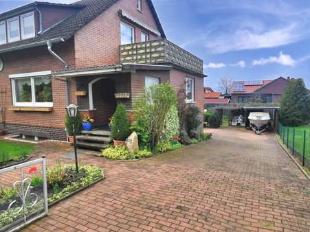 Zufahrt Garagen + Carport - Zweifamilienhaus in 31535 Neustadt mit 155m² kaufen