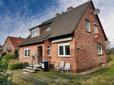 Hauseingang / Seitenansicht - Zweifamilienhaus in 31535 Neustadt mit 125m² kaufen