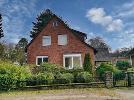 Straßenansicht - Zweifamilienhaus in 31535 Neustadt mit 125m² kaufen