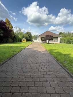 Außenansicht - Bungalow in 30855 Langenhagen mit 126m² kaufen