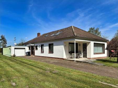 Außenansicht Bestandsgebäude - Bungalow in 30855 Langenhagen mit 126m² kaufen