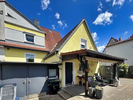Familienglück mit großem Garten