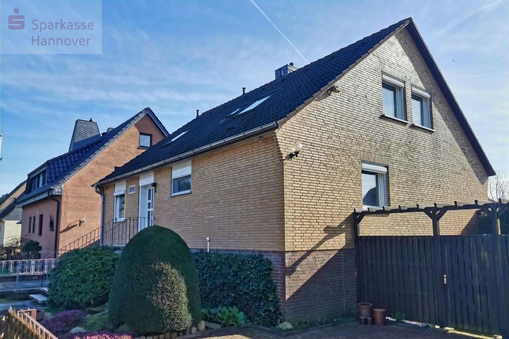 Straßen/Seitenansicht - Einfamilienhaus in 31535 Neustadt mit 123m² kaufen