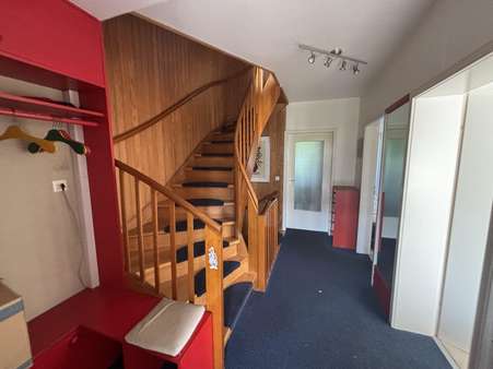Flur und Treppenhaus - Reihenmittelhaus in 30823 Garbsen mit 124m² kaufen