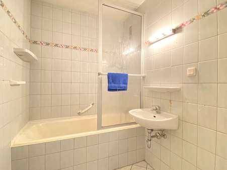 Badezimmer - Erdgeschosswohnung in 30559 Hannover mit 84m² kaufen