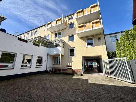 Rückansicht Mehrfamilienhaus mit Ladengeschäft - Mehrfamilienhaus in 30880 Laatzen mit 390m² kaufen