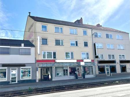 Vorderansicht Mehrfamilienhaus mit Ladengeschäft - Mehrfamilienhaus in 30880 Laatzen mit 390m² kaufen