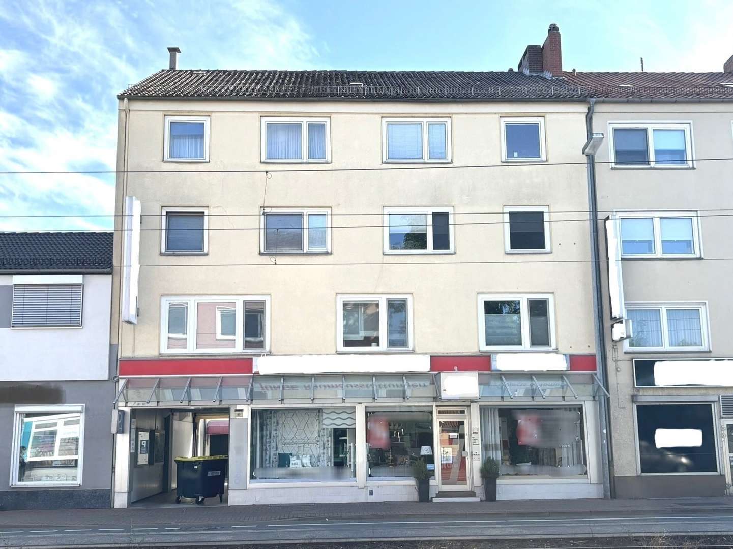 Vorderansicht Mehrfamilienhaus mit Ladengeschäft - Mehrfamilienhaus in 30880 Laatzen mit 390m² kaufen