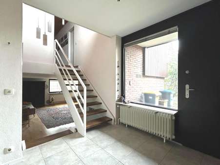 Eingangsbereich mit Splitlevel - Einfamilienhaus in 30559 Hannover mit 184m² kaufen