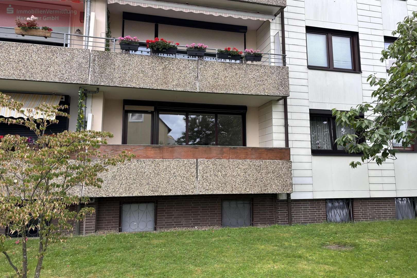 Rückansicht mit Balkon - Erdgeschosswohnung in 30827 Garbsen mit 80m² kaufen