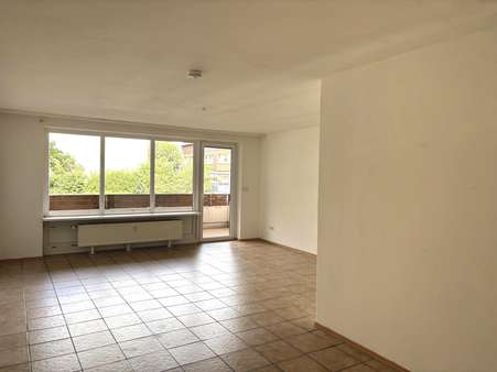 Blick vom Flur ins Wohnzimmer - Erdgeschosswohnung in 30827 Garbsen mit 80m² kaufen