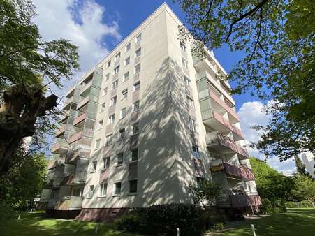 Seitansicht Gebäude - Etagenwohnung in 30880 Laatzen mit 73m² kaufen