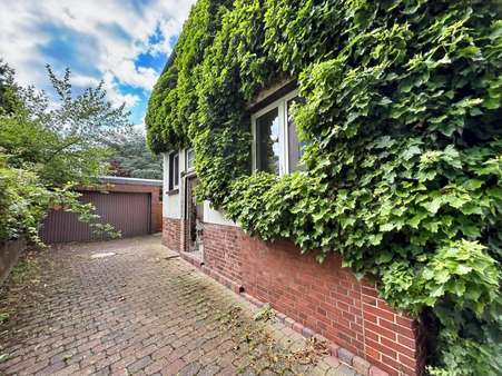 Einfahrt zur Garage - Doppelhaushälfte in 31515 Wunstorf mit 155m² kaufen