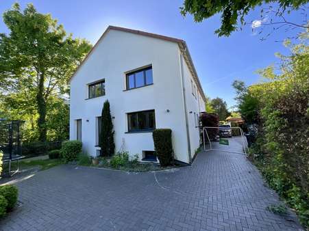 seitliche Ansicht - Doppelhaushälfte in 30938 Burgwedel mit 127m² kaufen