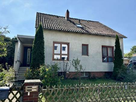 Gebäudevorderseite - Einfamilienhaus in 30853 Langenhagen mit 128m² kaufen