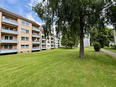 Rasenfläche hinter dem Haus - Etagenwohnung in 30853 Langenhagen mit 61m² kaufen