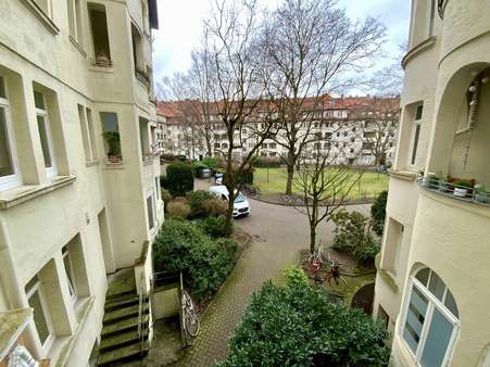 Blick zum Innenhof - Etagenwohnung in 30655 Hannover mit 116m² kaufen