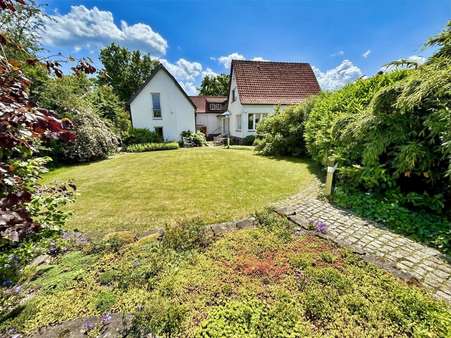 Blick aus dem Garten Blick aus dem Garten - Mehrfamilienhaus in 30900 Wedemark mit 298m² kaufen