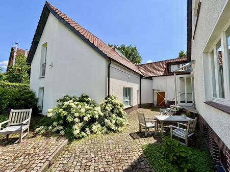 Entzückender Innenhof Entzückender Innenhof - Mehrfamilienhaus in 30900 Wedemark mit 298m² kaufen