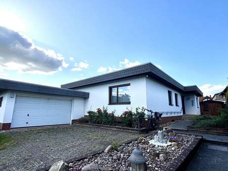 Gepflegter Eingangsbereich mit Zufahrt zur Garage Gepflegter Eingangsbereich mit Zufahrt zur Garage - Bungalow in 30880 Laatzen mit 131m² kaufen