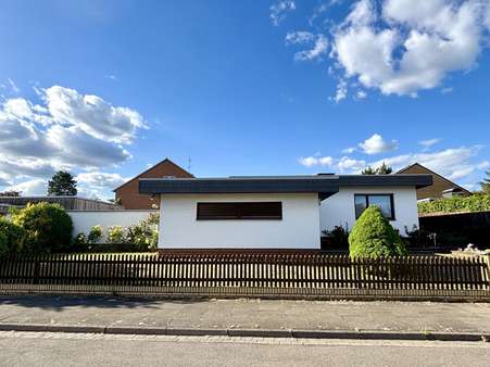 Vorderansicht Gebäude Vorderansicht Gebäude - Bungalow in 30880 Laatzen mit 131m² kaufen