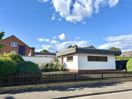 Vorderansicht Gebäude Vorderansicht Gebäude - Bungalow in 30880 Laatzen mit 131m² kaufen