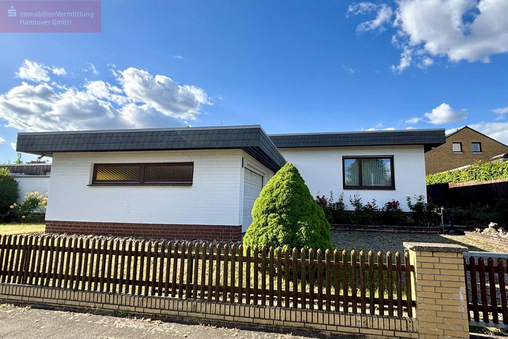 Vorderansicht Gebäude Vorderansicht Gebäude - Bungalow in 30880 Laatzen mit 131m² kaufen