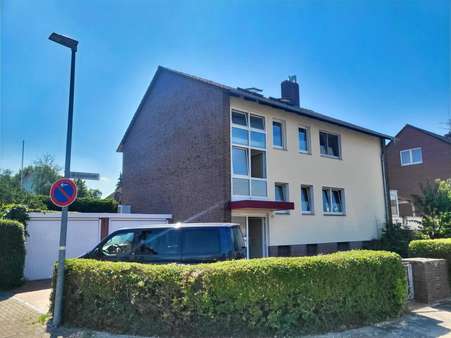 Seitenansicht / Hauseingang - Zweifamilienhaus in 31535 Neustadt mit 160m² kaufen